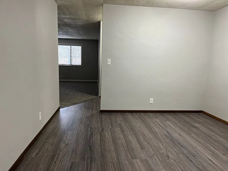 South Crest Apartments — Photo 11
