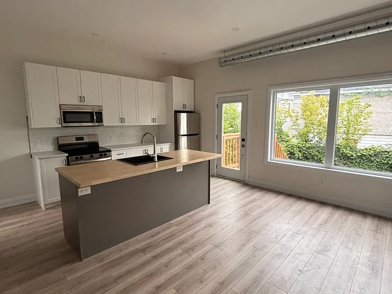 84 Eccles St #4 — Photo 4