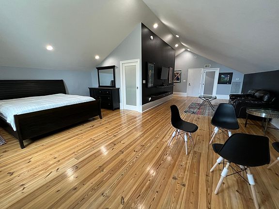 2nd image of 2632 Peniston St #B