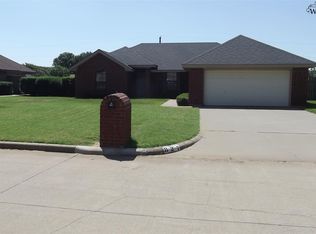 827 Arapaho Dr, Burkburnett, TX 76354