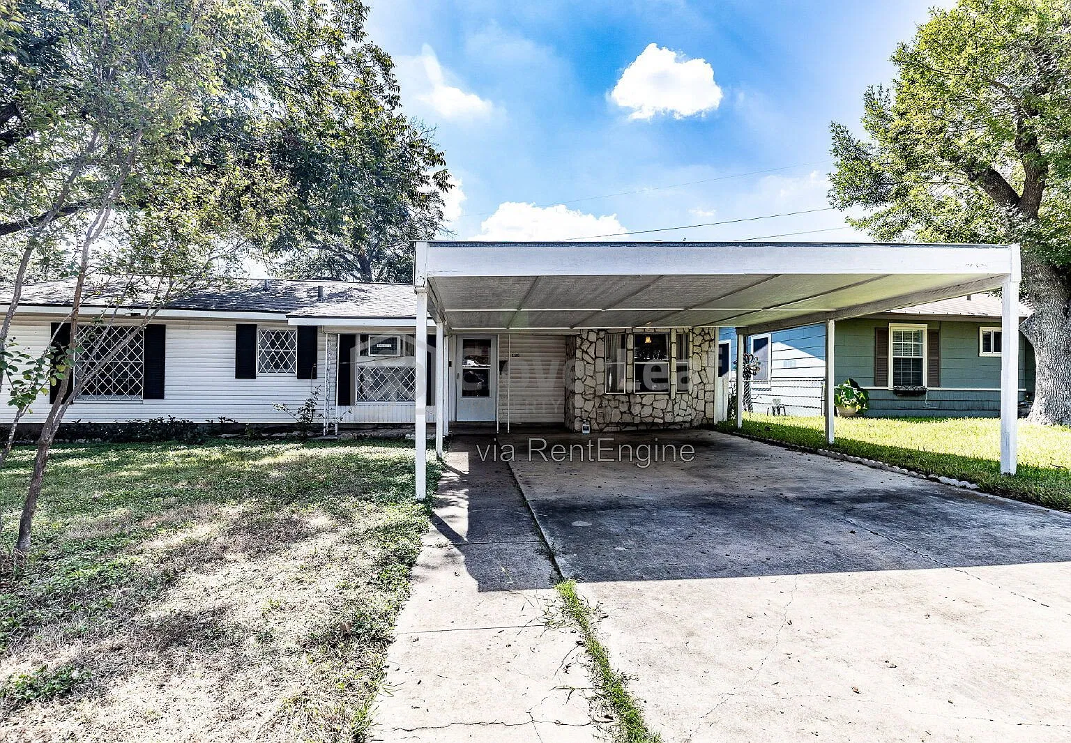 3 bed, 1.0 bath, 1594 sqft, $1,597 — Photo 3