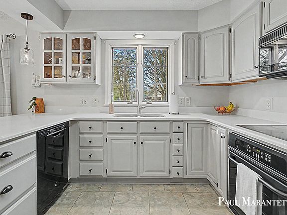 4th image of 816 Geneva Dr