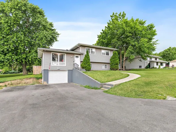 140 Skyline Dr, Carpentersville, IL 60110