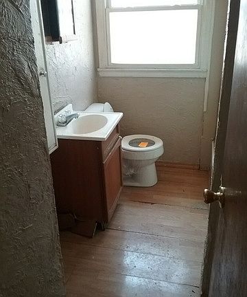 4th image of 1008 Oakley Ave