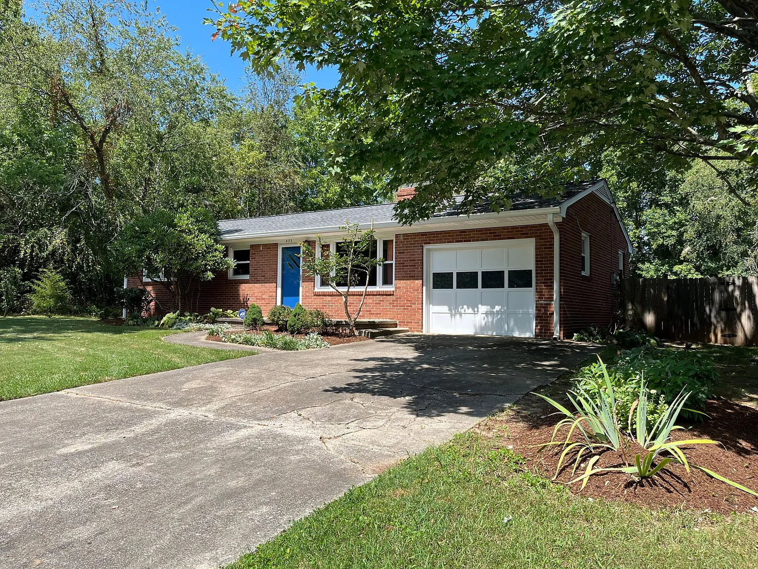 433 Deaverview Rd — Photo 3