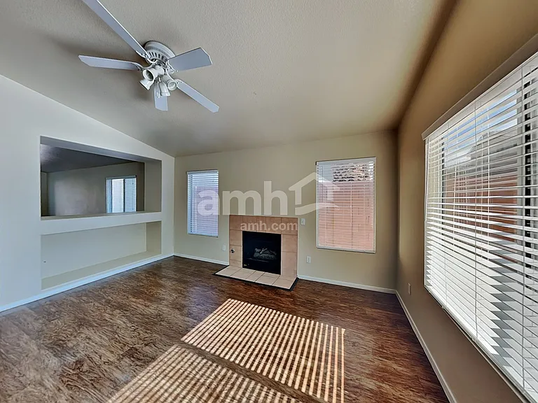 325 Greenleaf Glen St — Photo 5