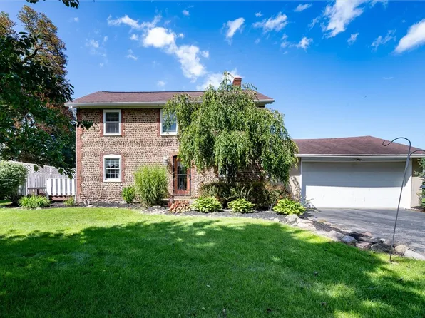 3355 Autumn Wood Dr, Macedon, NY 14502