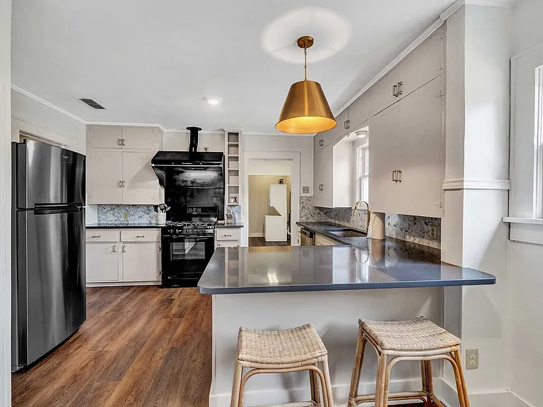 606 W Dobbs St — Photo 4