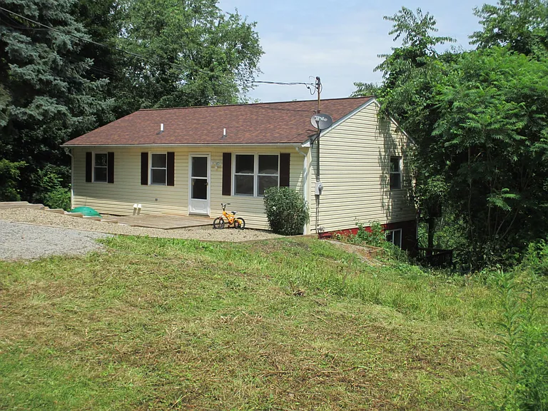 2284 McKees Rocks Rd — Photo 2