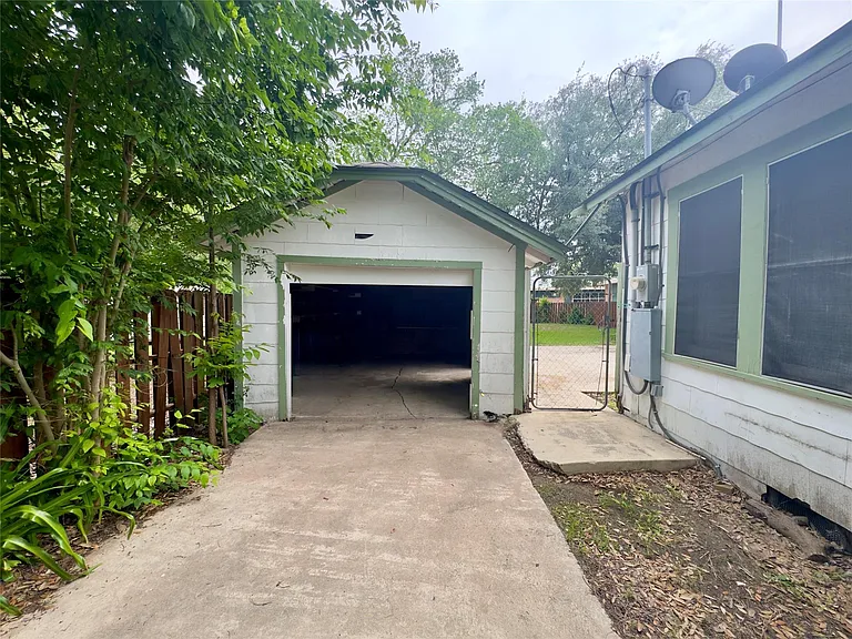 306 E Bowie St — Photo 4