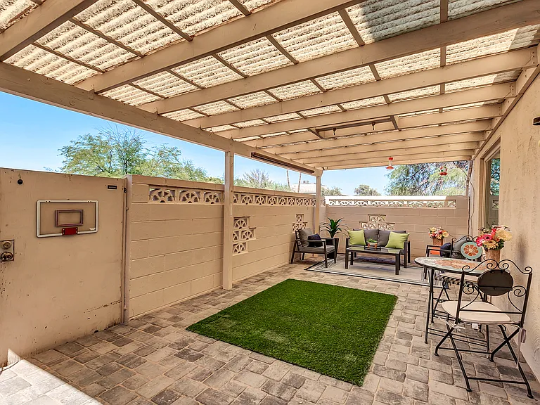 Patio/Side Yard