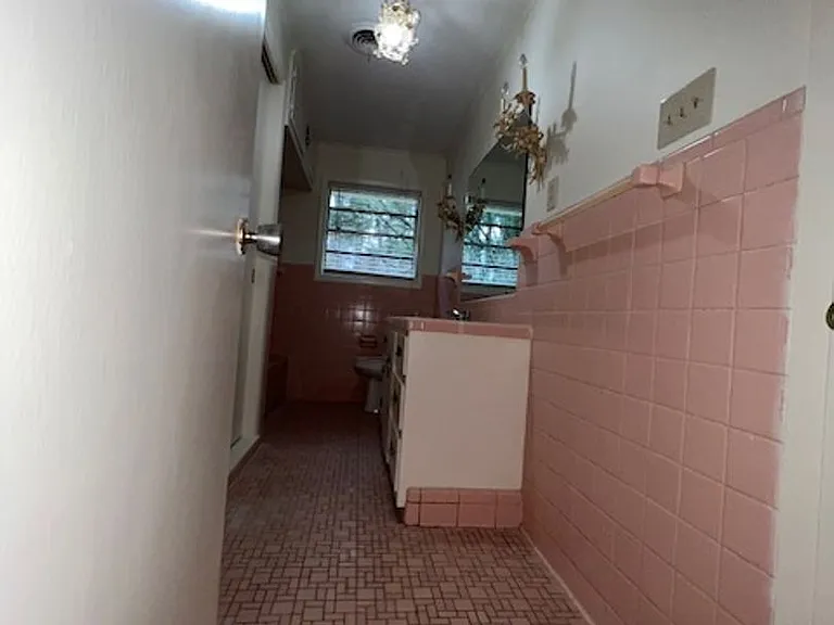 2524 W Hillsboro St — Photo 22