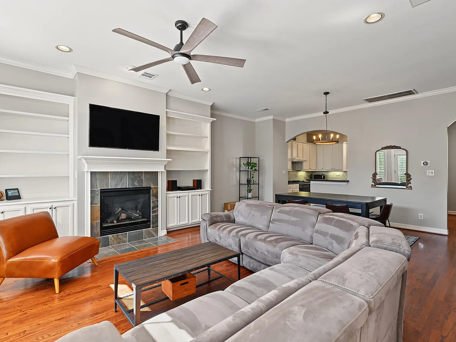 2 bed, 2.5 bath, 1760 sqft, $2,700 — Photo 2