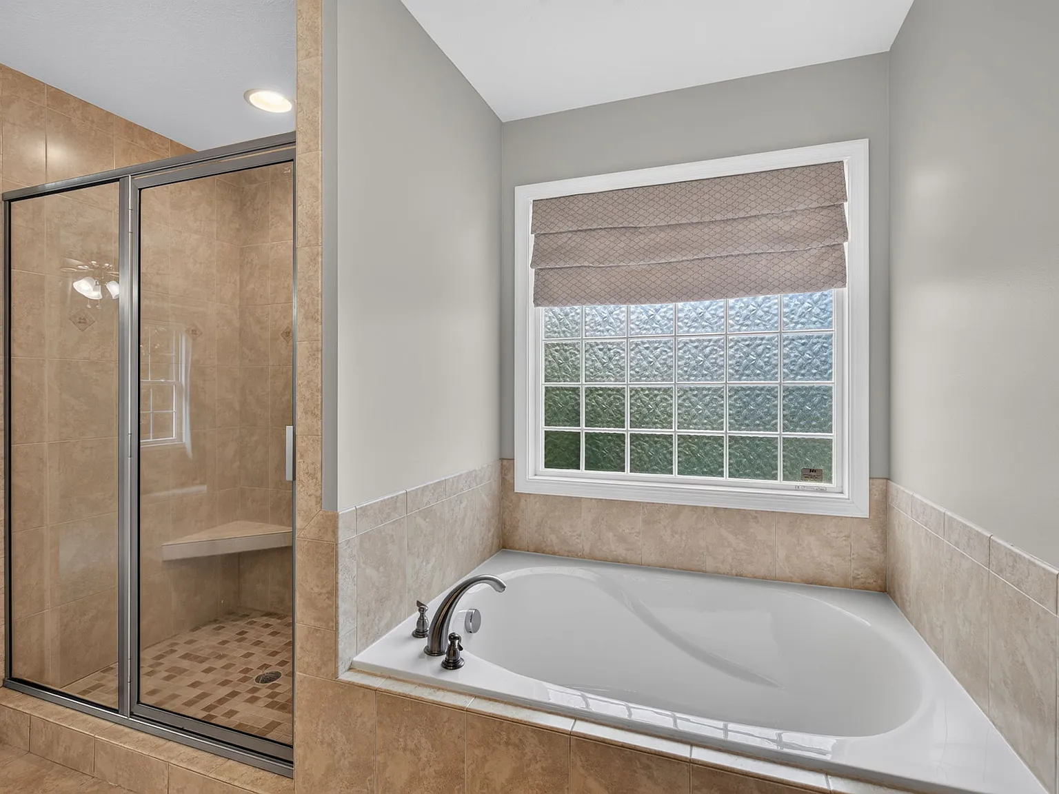 4 bed, 2.5 bath, 2550 sqft, $3,200 — Photo 4