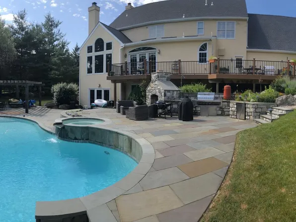 1450 Eaves Spring Dr, Malvern, PA 19355