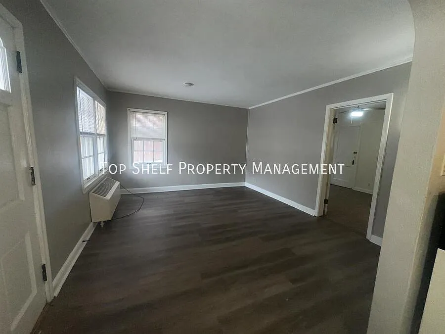 Building Photo - 2303 E 9th St #2
