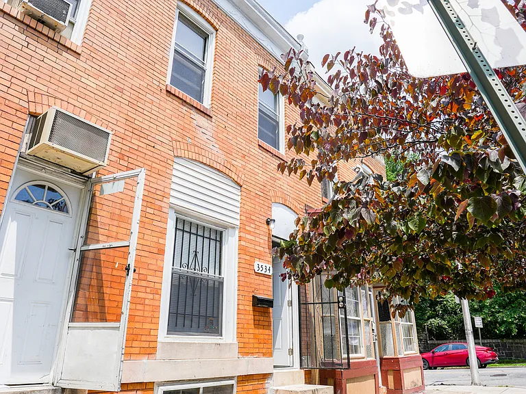 3534 E Fairmount Ave — Photo 2