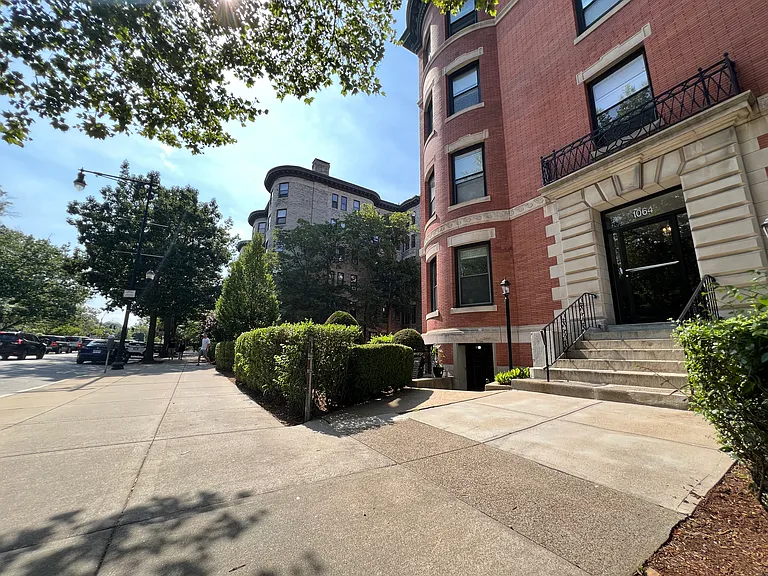 1064 Beacon St #C — Photo 7