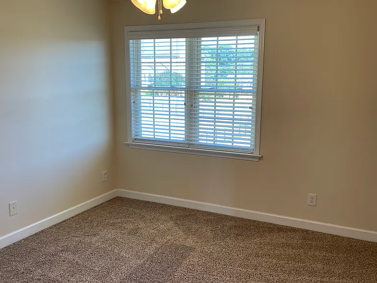 1184 Farmington Dr — Photo 14