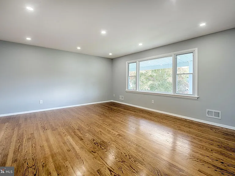 721 Bedford Rd — Photo 5