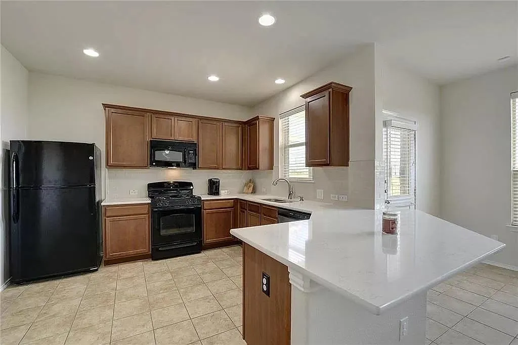 4 bed, 2.5 bath, 1901 sqft, $2,295 — Photo 2