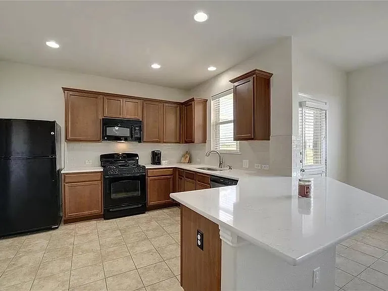514 Travertine Trl — Photo 2