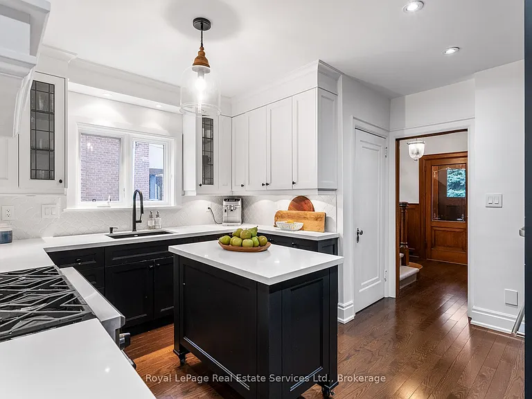 28 Thompson Ave — Photo 10