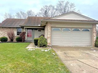 28225 Red Cedar Ct, Brownstown, MI 48183