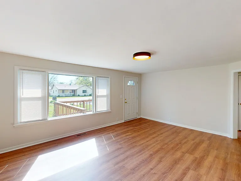 3906 S Poplar St — Photo 9