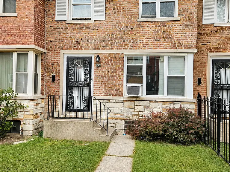 8352 S Ingleside Ave — Photo 1