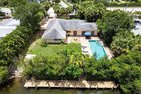 527 E Causeway Blvd — Photo 32