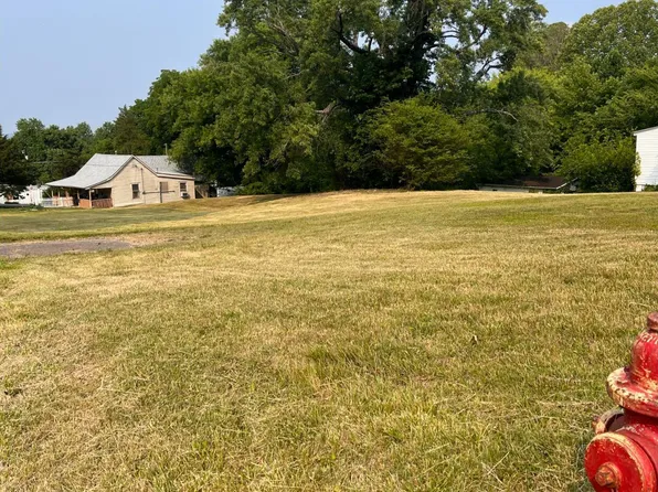 306 Broadway St, Irvine, KY 40336