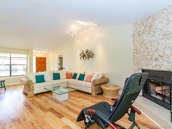 5th image of 1530 Lakeview Cir