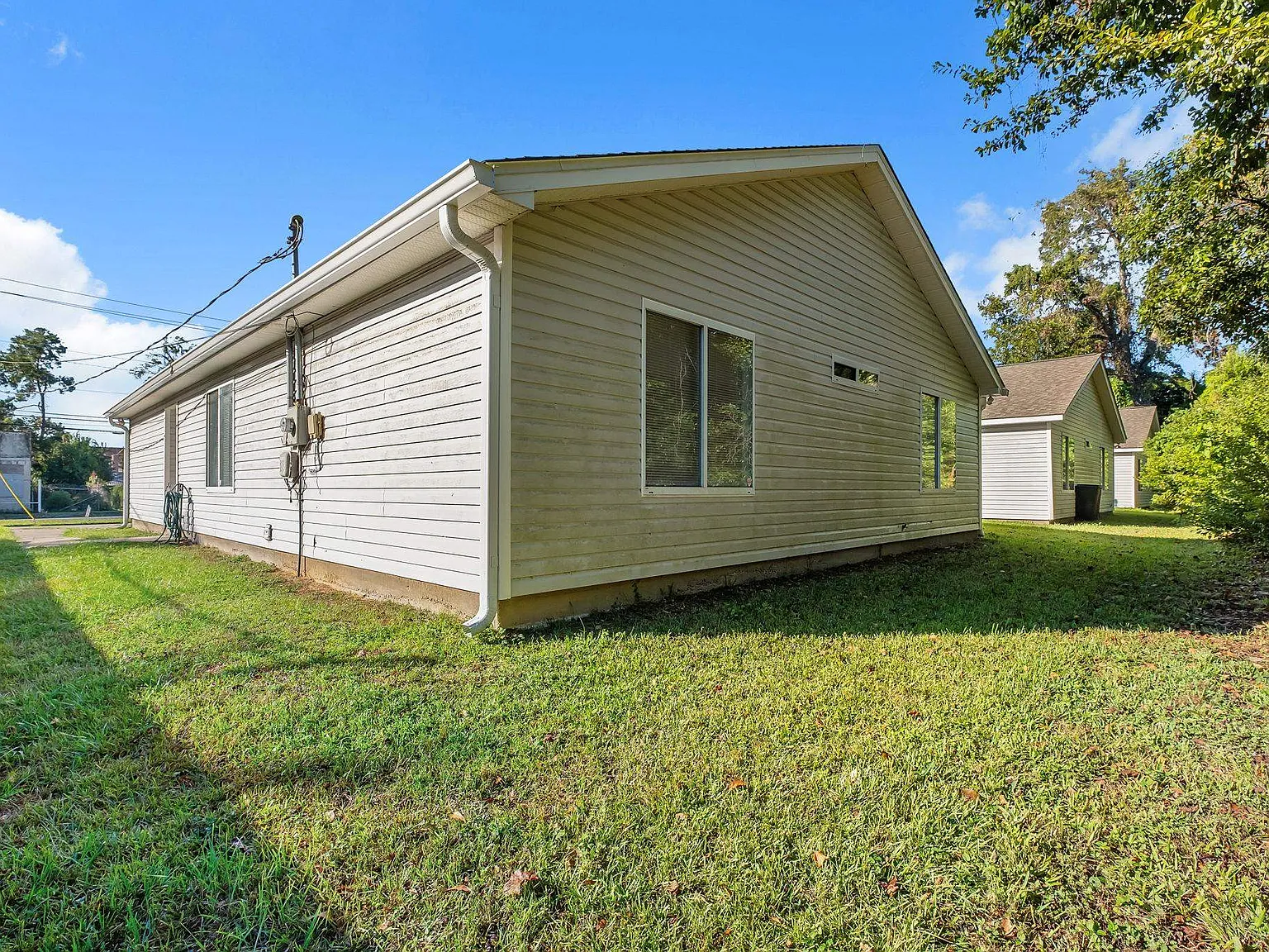4 bed, 2.0 bath, 1591 sqft, $1,500 — Photo 2