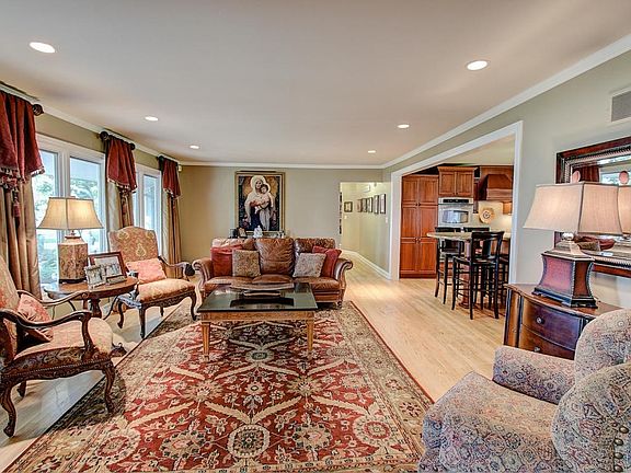 4th image of 442 Lac La Belle Dr