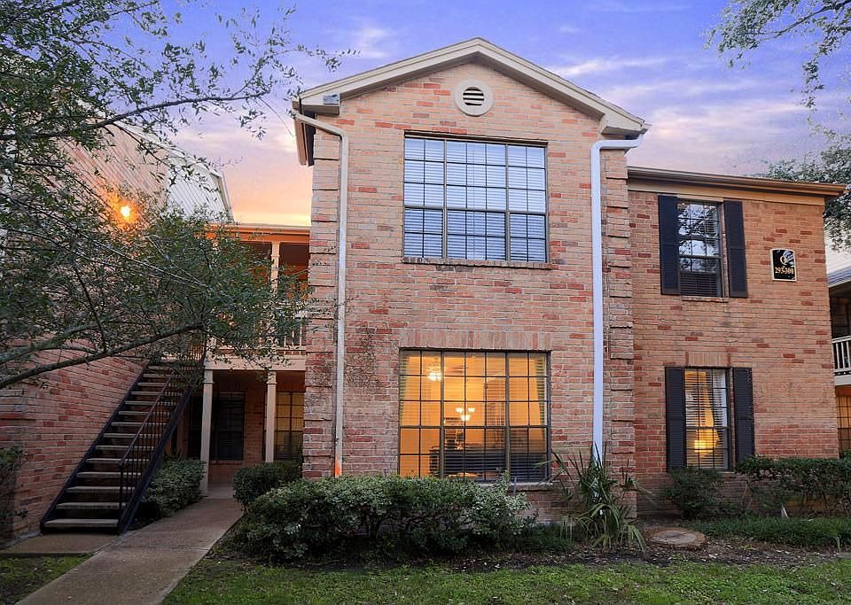 Welcome to 2255 Braeswood Park Unit 293! Desirably located near the Medical Center, Reliant Stadium, Museum District, and Rice Village.