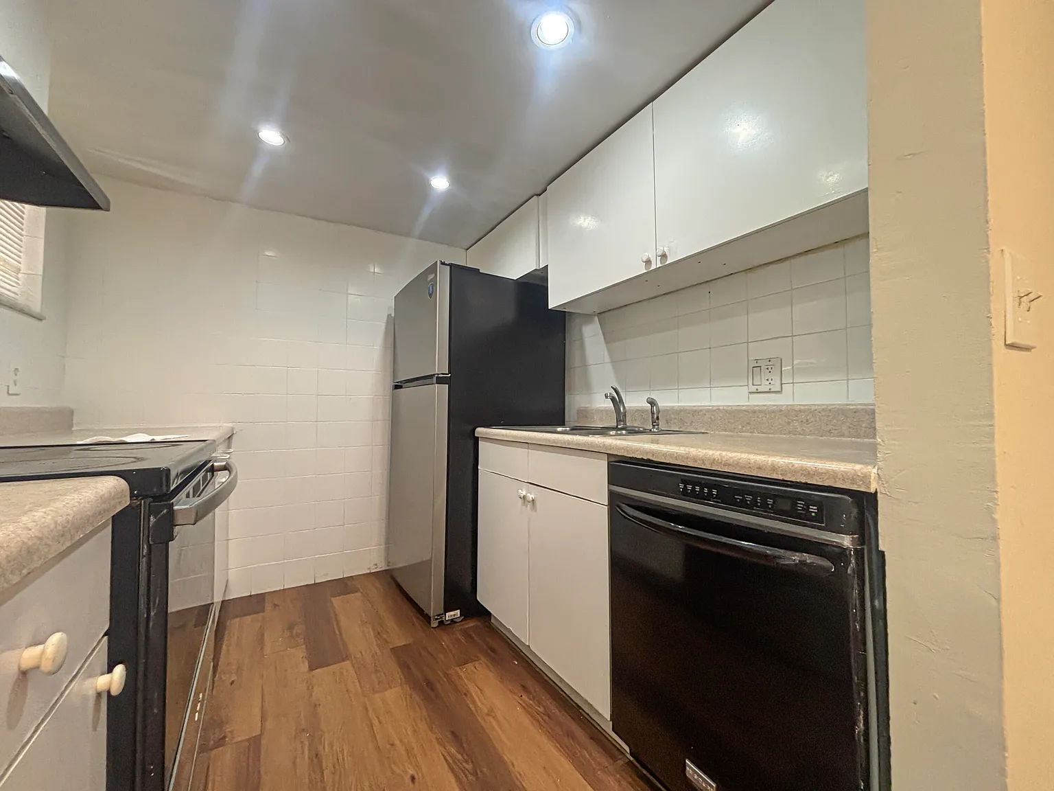 3 bed, 2.0 bath, 3969 sqft, $2,275 — Photo 4