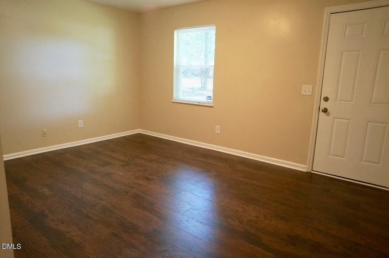 5 bed, 2.0 bath, 1320 sqft, $1,900 — Photo 3