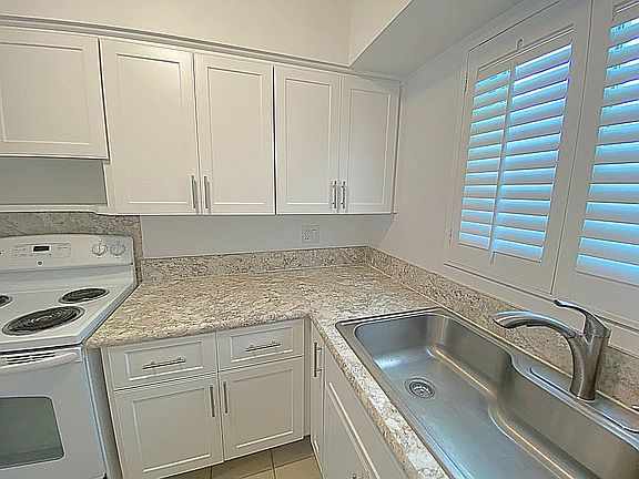 3rd image of 1268 Magnolia Dr