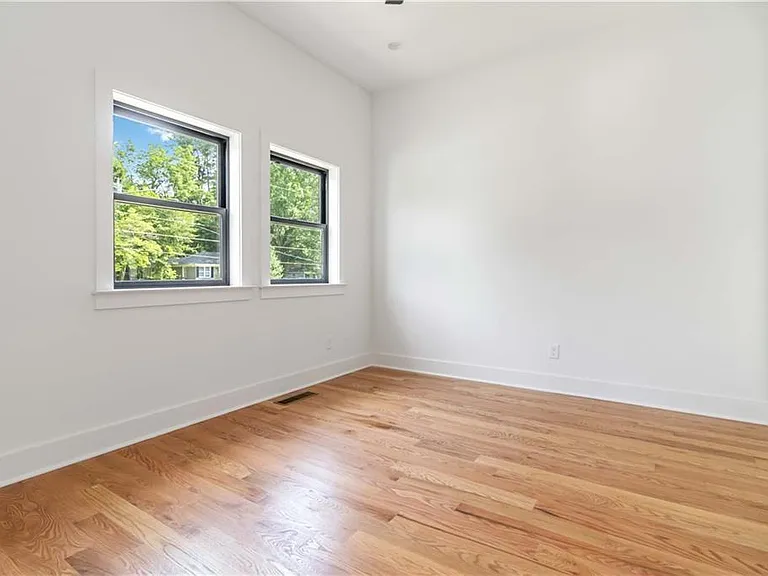 1554 Columbia Cir — Photo 38