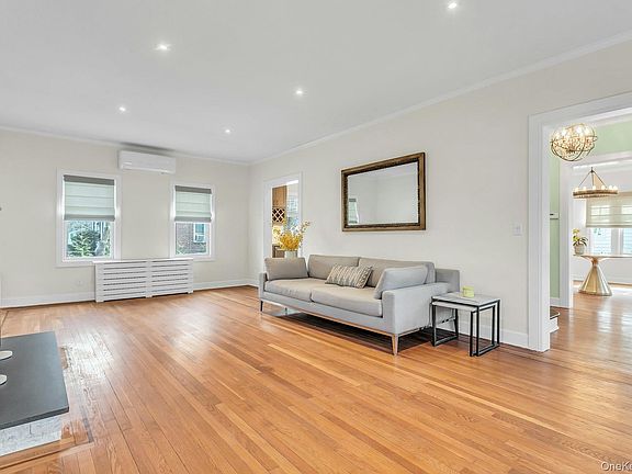 4th image of 85 Violet Avenue