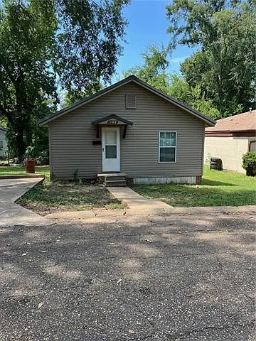 3 bed, 2.0 bath, 1200 sqft, $950 — Photo 1