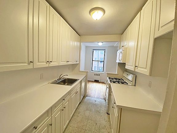 2nd image of 3950 Blackstone Ave APT 2N