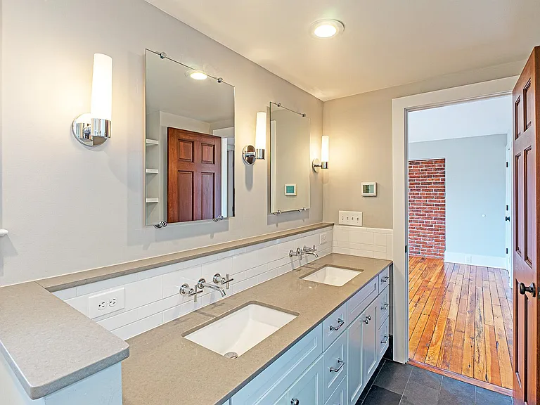 325 D St SE — Photo 40