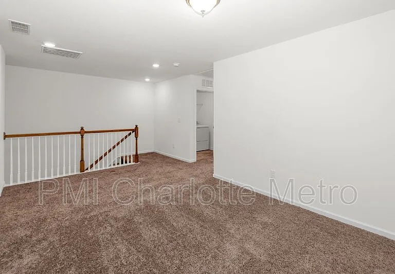 2831 Aubrey St — Photo 9