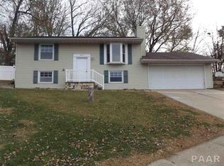 2210 Scenic View Ct, Pekin, IL