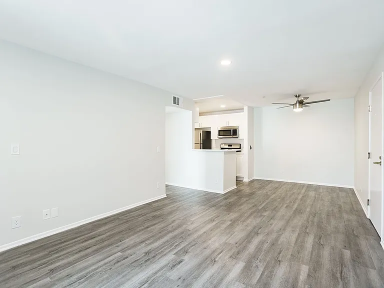 1223 Federal Ave — Photo 59