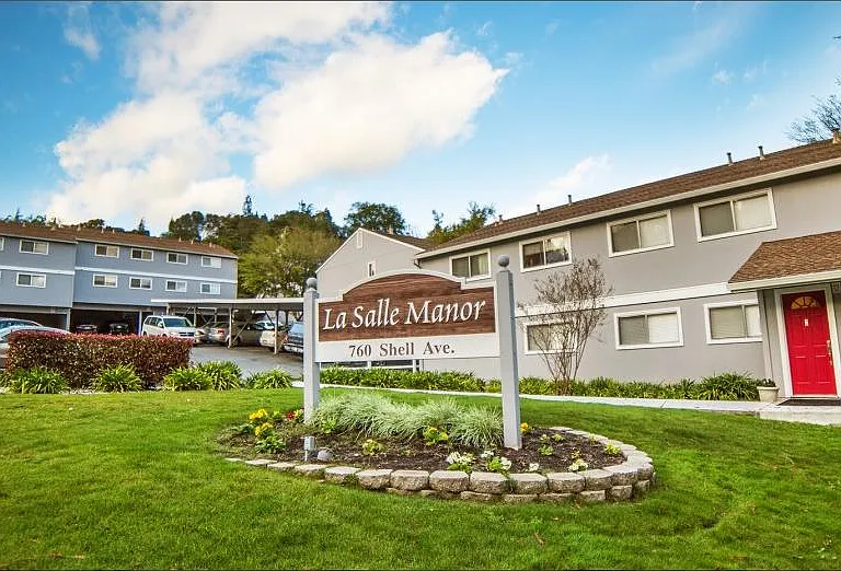 La Salle Manor — Photo 11