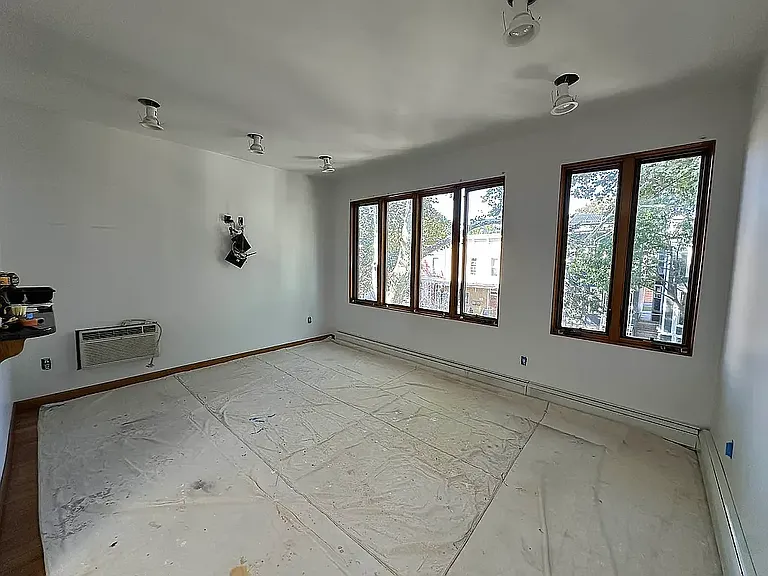 107 E 4th St #2 — Photo 2