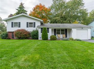 52 Bright Oaks Dr, Rochester, NY 14624